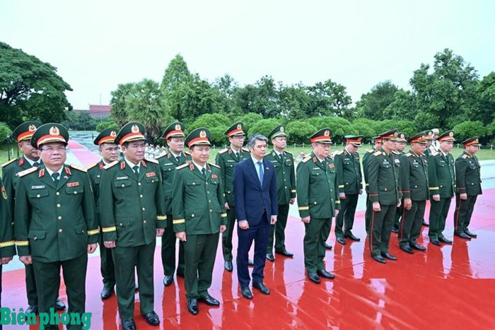 Đại tướng Nguyễn Trọng Nghĩa và đoàn cán bộ chính trị cấp cao Quân đội nhân dân Việt Nam đặt vòng hoa tại Đài tưởng niệm các anh hùng, liệt sĩ tại Thủ đô Vientiane. Ảnh: CTV