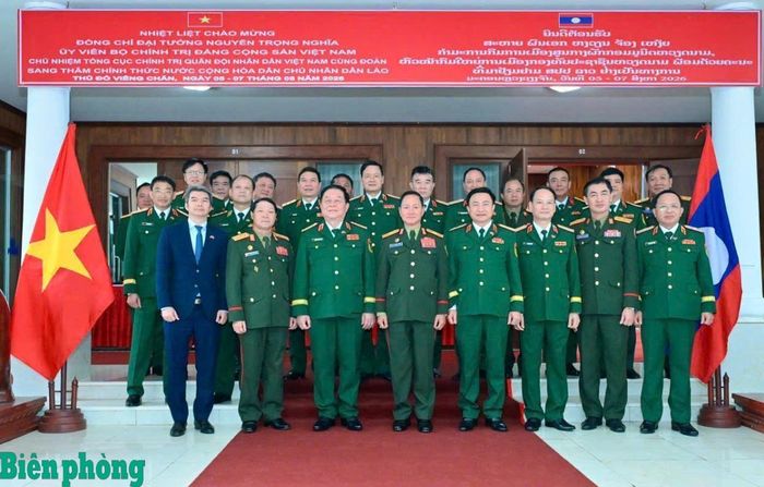 Đại tướng Nguyễn Trọng Nghĩa và Đại tướng Khamliang Outhakaysone chụp ảnh cùng các đại biểu. Ảnh: CTV