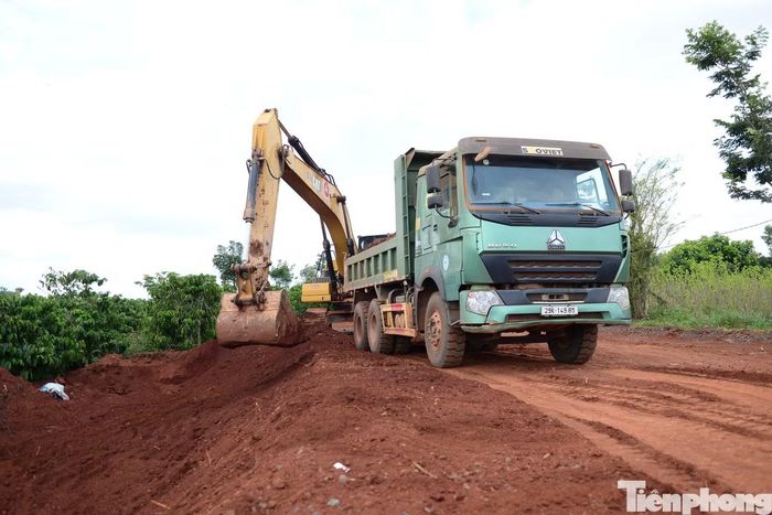 Trong khi đó, dự án cao tốc Bảo Lộc - Liên Khương có tổng chiều dài hơn 70 km, qua địa bàn 10 xã, phường của tỉnh Lâm Đồng, hiện đã bàn giao 471/621ha mặt bằng cho nhà đầu tư.