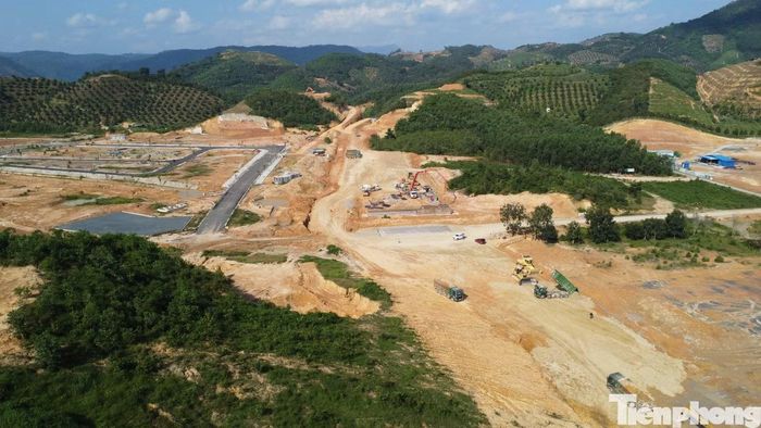 Dự án cao tốc Tân Phú - Bảo Lộc dài khoảng 66km, trong đó hơn 55 km đi qua tỉnh Lâm Đồng, ảnh hưởng đến 929 hộ dân và 8 tổ chức tại 5 xã, phường. Đến cuối tháng 7, hơn 90% số hộ đã được phê duyệt phương án bồi thường.