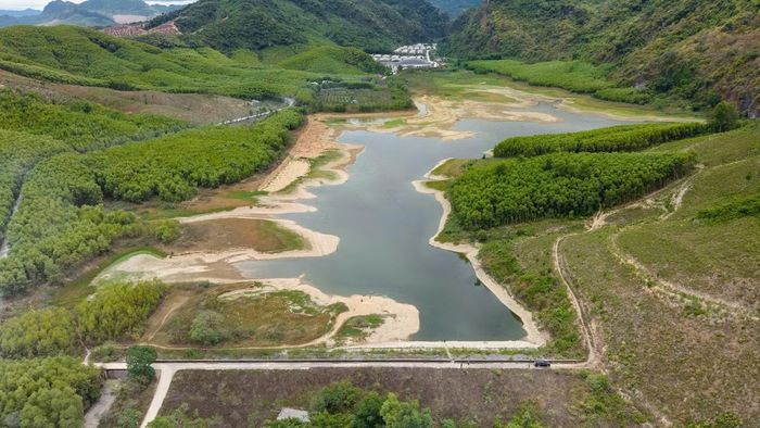 Màu nước hồ Lòng Đèn, còn phía xa là trang trại nuôi lợn.