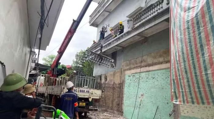 Tháo dỡ phần ban công nhà bà C lấn chiếm sang khoảng không hàng xóm.