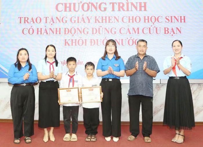 Hội đồng Đội tỉnh Sơn La đã trao giấy khen tuyên dương hai đội viên mưu trí cứu em bé 5 tuổi khỏi đuối nước.
