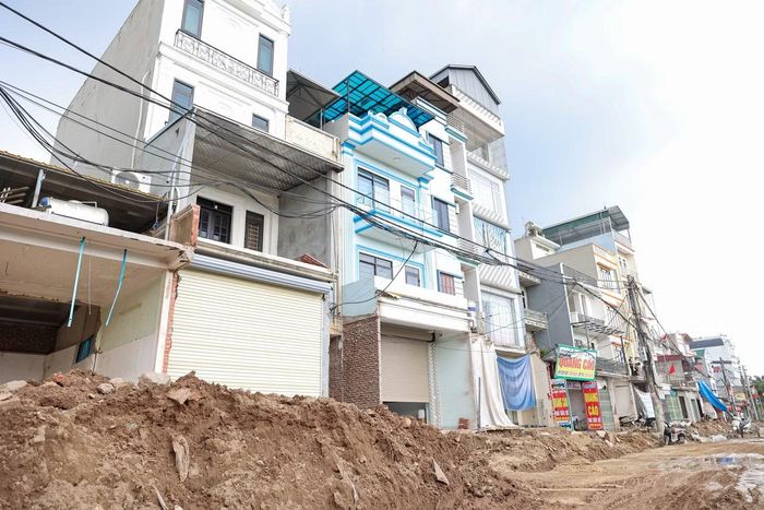 Ngày 28/6, trực tiếp kiểm tra dự án, Bí thư Thành ủy Hà Nội Trần Đức Thắng yêu cầu tập trung tháo gỡ vướng mắc mặt bằng tại một số vị trí chưa thể thi công đồng bộ. Nhằm đẩy nhanh tiến độ, xã Thanh Oai đã lập 3 tổ công tác bám sát từng hộ dân để tuyên truyền, chi trả bồi thường và tiếp nhận mặt bằng.