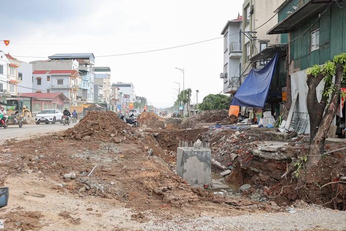 Tại đoạn từ cầu Thạch Bích đến nút giao Tỉnh lộ 427 qua xã Bình Minh, các đơn vị thi công đang đồng loạt triển khai nhiều mũi công việc trên công trường.