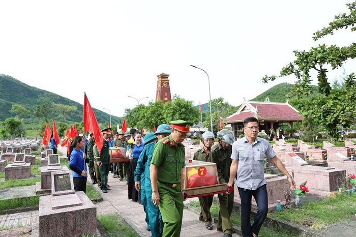 8 hài cốt liệt sĩ được di chuyển về Nghĩa trang Liệt sĩ xã Can Lộc để an táng cùng đồng đội.