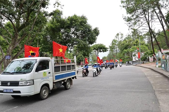 8 hài cốt liệt sĩ được di chuyển từ Khu di tích lịch sử quốc gia đặc biệt Ngã ba Đồng Lộc về an táng tại Nghĩa trang Liệt sĩ xã Can Lộc sau khi lấy mẫu giám định ADN.