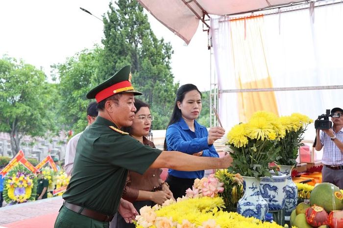 Các đại biểu dâng hương, tiễn đưa 8 hài cốt liệt sĩ về an nghỉ tại Nghĩa trang Liệt sĩ xã Can Lộc.