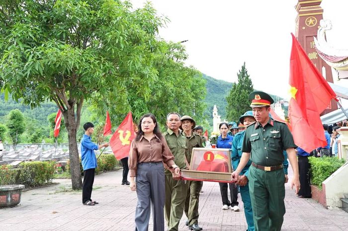 Các đại biểu di chuyển hài cốt liệt sỹ an táng tại Nghĩa trang Liệt sỹ xã Can Lộc.