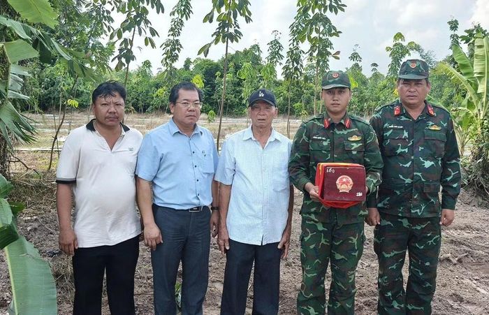 Ông Đoàn Văn Sáng (giữa) cùng lực lượng Đội K71 tại hiện trường quy tập bộ hài cốt liệt sĩ ở phường An Tịnh. Ảnh: Đội K71 Tây Ninh