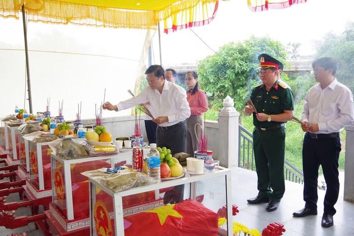 Chủ tịch UBND tỉnh Quảng Trị Lê Hồng Vinh và đoàn công tác đã thành kính dâng hương, dâng hoa các anh hùng liệt sĩ đang quàn tại Đền thờ Liệt sĩ Trung đoàn 88.