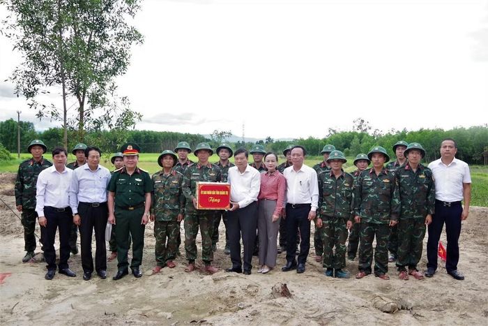 Chủ tịch UBND tỉnh Quảng Trị Lê Hồng Vinh tặng quà lực lượng tìm kiếm hài cốt liệt sĩ tại Câu Nhi.