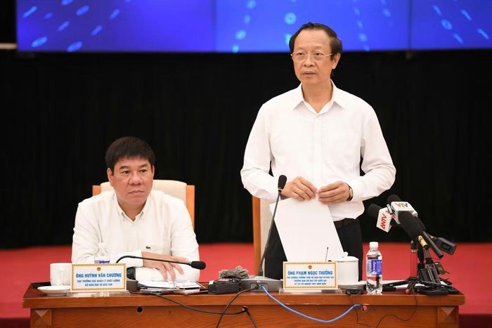 Thứ trưởng Bộ GD&ĐT Phạm Ngọc Thưởng (người đứng bên phải), Cục trưởng Cục Quản lí chất lượng Bộ GD&ĐT Huỳnh Văn Chương (người ngồi bên trái) chủ trì buổi họp báo. Ảnh: Dương Triều