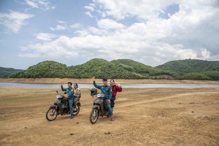 Tuyến đường băng qua hồ Liệt Sơn mùa nước cạn, nơi chị Đặng Thùy Trâm từng đi công tấc (Ảnh: Lê Văn Chương)