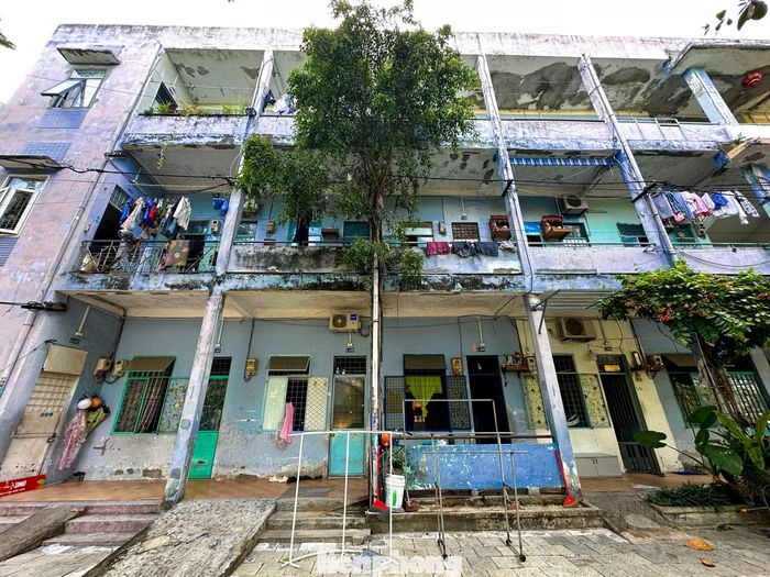 Theo ghi nhận của Tiền Phong, tại khu chung cư Hòa Minh (phường Thanh Khê, TP. Đà Nẵng), nhiều hộ dân vẫn sống trong những căn nhà đã xuống cấp sau hàng chục năm đưa vào sử dụng. Ảnh: Duy Quốc
