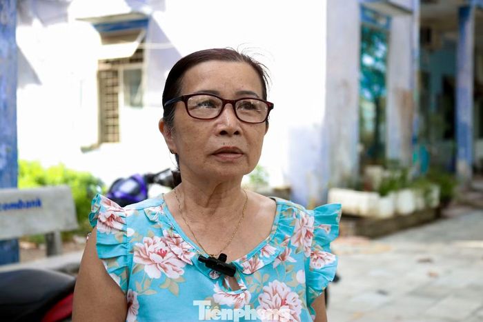 “Tôi đã sống ở đây hơn 20 năm. Mùa mưa bão sắp đến nên tôi rất lo lắng. Vừa qua, thành phố đã có quyết định hỗ trợ kinh phí để bà con di dời khỏi khu chung cư này, chúng tôi rất vui. Mong việc di dời sớm được triển khai để bà con ổn định cuộc sống”, bà Hoa chia sẻ.