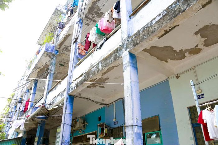 Theo kết quả kiểm định năm 2021, tất cả các khối nhà tại 3 khu chung cư trên đều ở mức độ nguy hiểm cấp C. Việc di dời nhằm bảo đảm an toàn về tính mạng và tài sản cho người dân, đặc biệt trong mùa mưa bão.