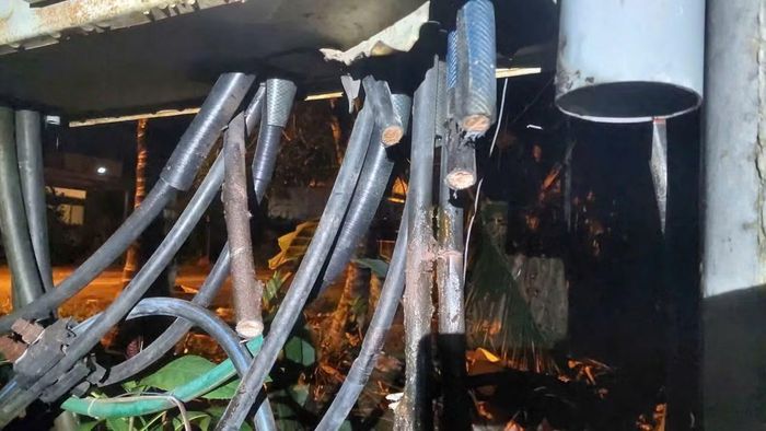 Hiện trường Trạm biến áp TC Cầu Ba Láng bị các đối tượng cắt trộm cáp điện. Ảnh: An Duy