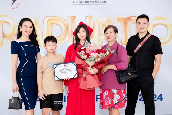 Gia đình Hoa hậu Ngọc Diễm đồng hành với con gái ở nhiều sự kiện quan trọng. Sau khi tốt nghiệp THCS, Hồ Ngọc Nam Phương chuyển đến Mỹ học ở trường nội trú.