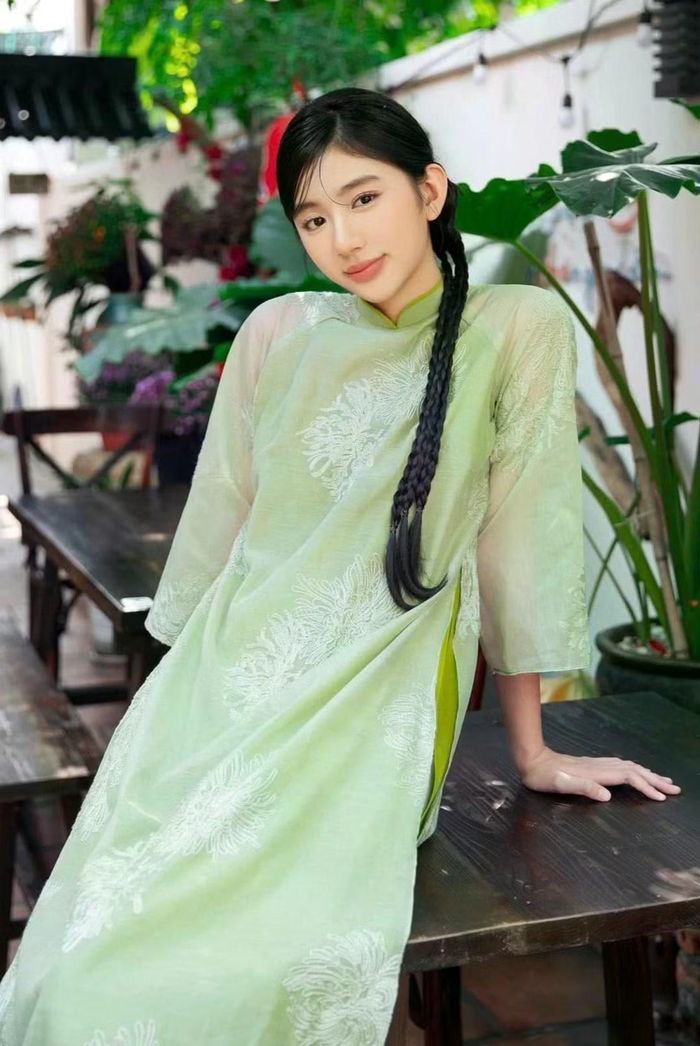 Nhờ tham gia nhiều sự kiện của showbiz, Hồ Ngọc Nam Phương dạn dĩ trước ống kính.