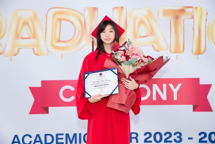 Hồ Ngọc Nam Phương trong lễ tốt nghiệp, đánh dấu cột mốc hoàn thành bậc học THCS tại một trường quốc tế ở TPHCM.