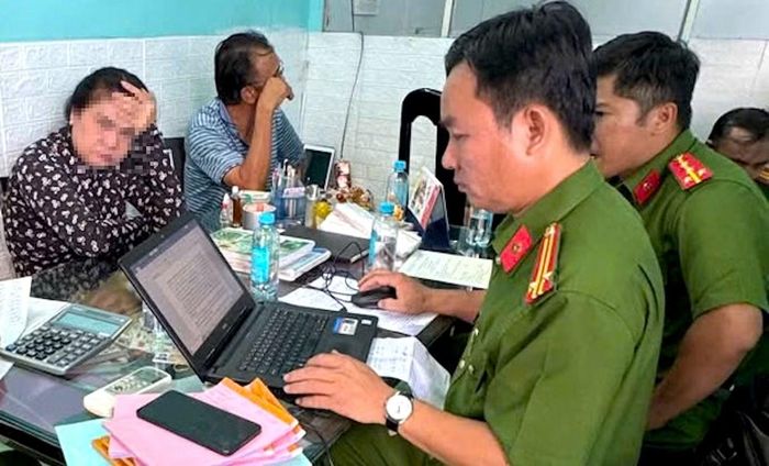 Lực lượng Công an làm việc với chủ cơ sở kinh doanh.