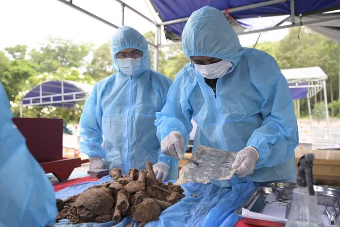 Di vật ghi thông tin cá nhân của liệt sĩ Nguyễn Văn Thuần được xem là căn cứ quan trọng phục vụ công tác xác minh, đối chiếu hồ sơ và giám định ADN. Ảnh: Lê Vy.