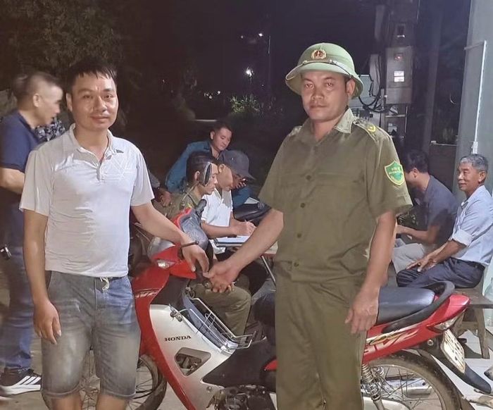 Lực lượng chức năng bàn giao xe máy cho anh Ngô Trung Sơn. Ảnh: Lan Hanh.