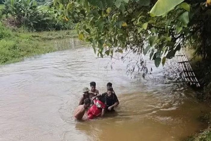 Lực lượng cứu hộ tìm thấy chiếc xe máy sau hơn 4 giờ tìm kiếm. Ảnh: Lan Hanh.