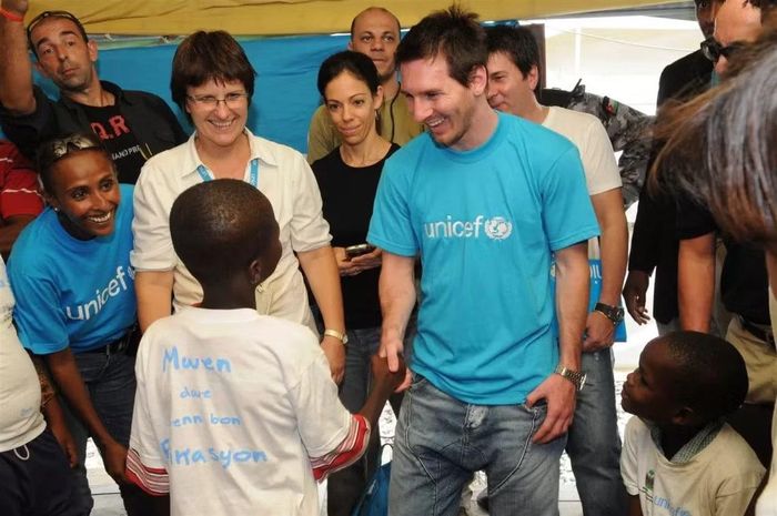  Messi là một trong số những ngôi sao sân cỏ rất tích cực làm từ thiện. 