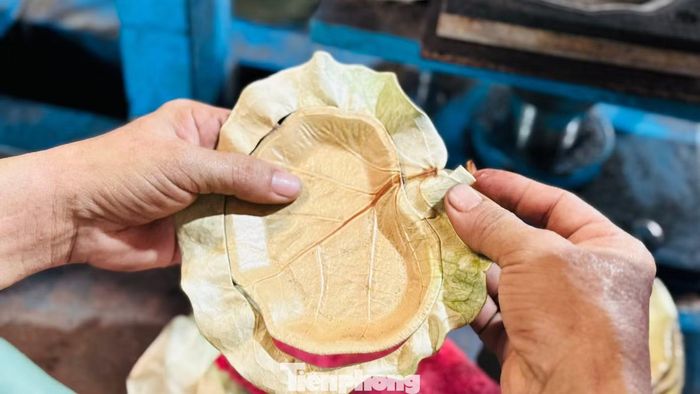 Sau khi ép khuôn, sản phẩm tiếp tục được cắt tỉa, kiểm tra bề mặt, loại bỏ những sản phẩm chưa đạt yêu cầu...