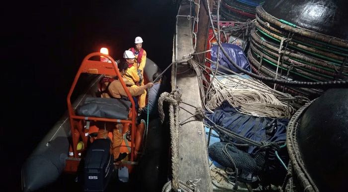 Lực lượng chức năng tiếp cận được tàu gặp nạn lúc trời đã tối.