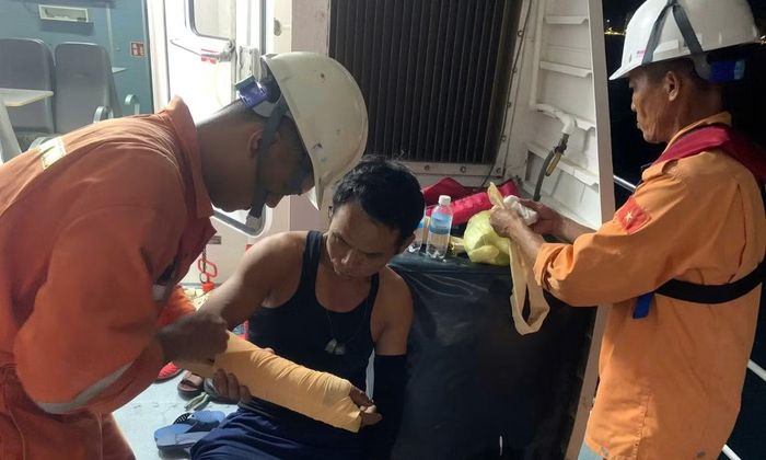 Lực lượng chuyên ngành tìm kiếm cứu nạn hàng hải chăm sóc y tế cho ngư dân bị thương.