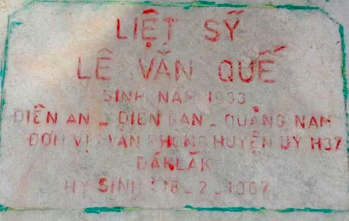 Bia đá khắc tên “Liệt sỹ Lê Văn Quế" cùng năm sinh, quê quán.