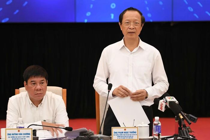 Thứ trưởng Bộ GD&ĐT Phạm Ngọc Thưởng (người đứng bên phải) và GS.TS Huỳnh Văn Chương, Cục trưởng Cục Quản lý chất lượng, Bộ GD&ĐT (người ngồi bên trái) chủ trì họp báo. Ảnh: Dương Triều