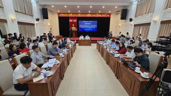 Quang cảnh buổi họp báo tại Bộ GD&ĐT thông tin về phương án xử lý đối với thí sinh tại điểm thi Trường THPT Chuyên Tuyên Quang năm 2026. Ảnh: Dương Triều