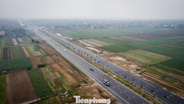 Tuyến đường bộ mới Nam Định – Lạc Quần – đường bộ ven biển có tổng chiều dài 24,66 km; tổng mức đầu tư 6.400 tỷ đồng.