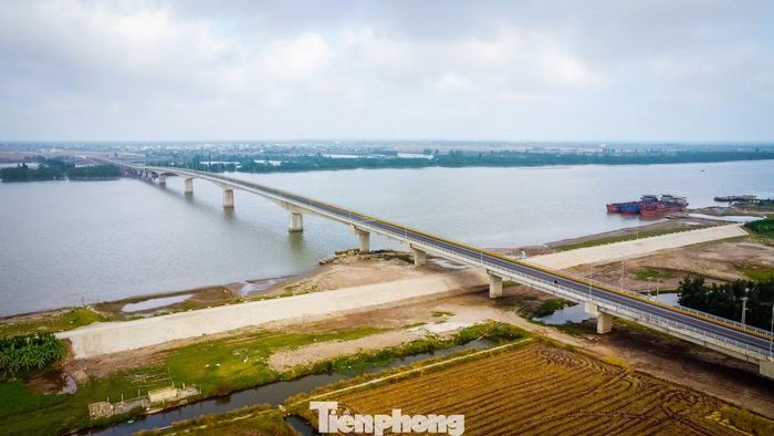 Điểm đầu của dự án kết nối với tuyến đường ven biển của tỉnh Thái Bình cũ (nay là tỉnh Hưng Yên) tại Km0+00, thuộc khu vực đê hữu sông Hồng, xã Giao Minh, tỉnh Ninh Bình. Điểm cuối nằm tại vị trí đấu nối với dự án đường ven biển Kim Sơn, thuộc địa bàn xã Bình Minh (Ninh Bình). Trong ảnh là điểm đầu của dự án tại cầu vượt sông Hồng, nối Hưng Yên với Ninh Bình.