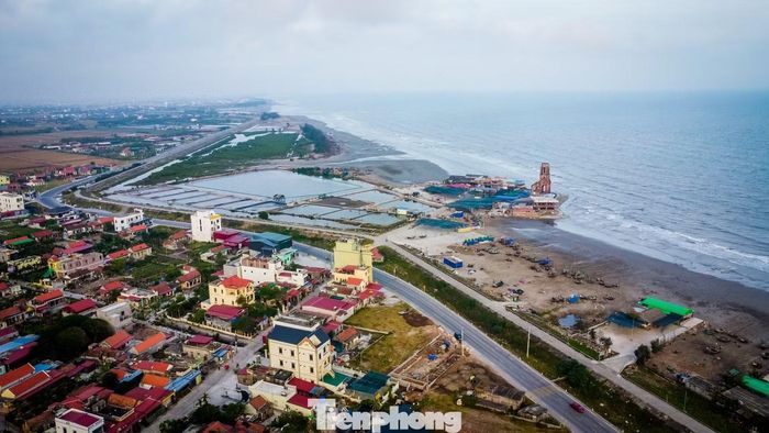 Tuyến đường bộ ven biển đi qua khu vực Nhà thờ Đổ (xã Hải Tiến), tạo điều kiện thuận lợi cho du khách đến khu vực này tham quan, tắm biển.