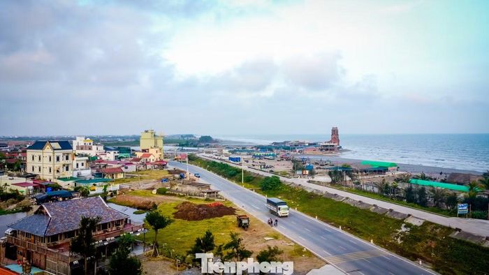 Tuyến đường bộ ven biển qua tỉnh Ninh Bình là một đoạn thuộc tuyến đường bộ ven biển dài khoảng 550 km, kéo dài từ Quảng Ninh đến Thanh Hóa.