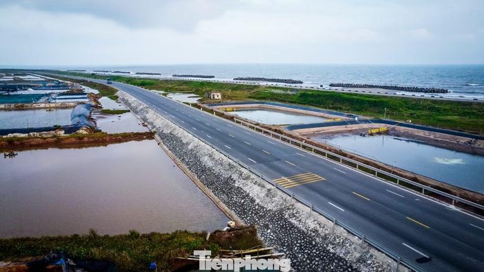 Bên cạnh đó, tuyến đường bộ ven biển qua tỉnh Ninh Bình dài 69 km, với tổng mức đầu tư hơn 3.300 tỷ đồng, được đưa vào khai thác trong năm 2024, đã mở ra không gian phát triển mới cho khu vực ven biển, tăng cường kết nối liên vùng, tạo động lực thúc đẩy kinh tế biển, logistics, công nghiệp và dịch vụ và du lịch biển.