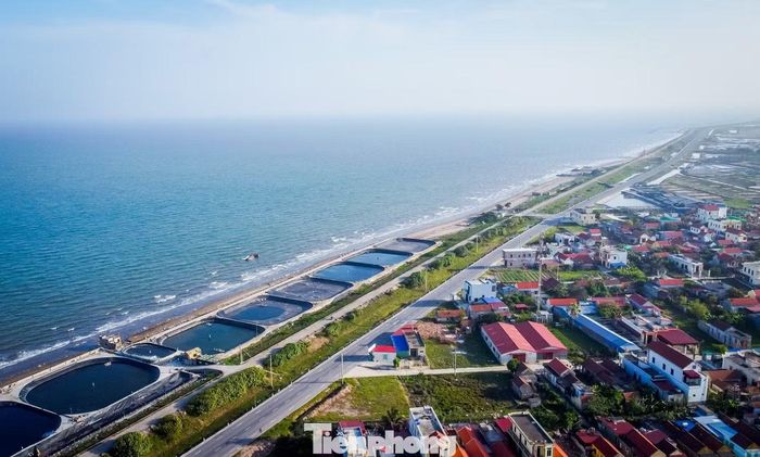 Để khai thác hiệu quả tiềm năng, lợi thế của khu vực ven biển, tỉnh đã chú trọng đầu tư đồng bộ hệ thống hạ tầng giao thông kết nối. Nhiều dự án giao thông trọng điểm, với tổng mức đầu tư hàng nghìn tỷ đồng, đã hoàn thành và phát huy hiệu quả, góp phần tăng cường liên kết vùng, mở rộng không gian phát triển, thúc đẩy phát triển kinh tế - xã hội, tiêu biểu như tuyến đường Nam Định – Lạc Quần – đường bộ ven biển; tuyến đường bộ ven biển kết nối Ninh Bình – Nam Định – Thái Bình (trước sáp nhập); đường trục phát triển kinh tế...