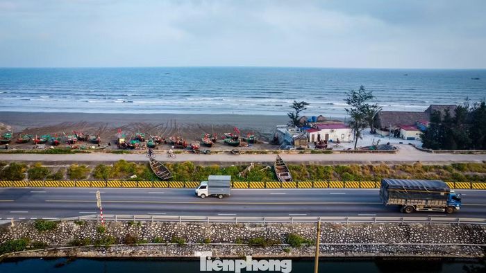 Đoạn từ xã Hải Tiến (tỉnh Ninh Bình) hướng về cầu Hà Lạn, đường bộ ven biển cơ bản đi sát tuyến đê biển hiện hữu.