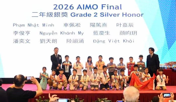 Atreus Markham cùng các thí sinh khối lớp 2 tự hào nhận Huy chương Bạc trên sân khấu