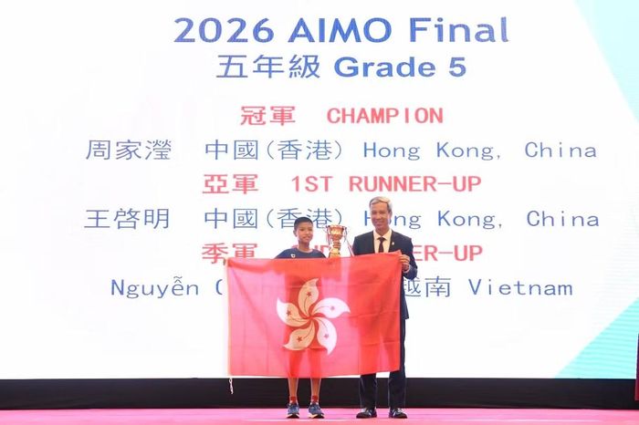 Wong Kai Ming tự hào nâng cao chiếc cúp Á quân 1 khối lớp 5