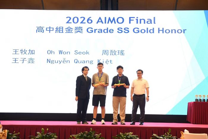 Oh Won Seok (thứ hai từ trái sang) coi tấm Huy chương Vàng AIMO 2026 là động lực lớn để tiếp tục theo đuổi đam mê Toán học.