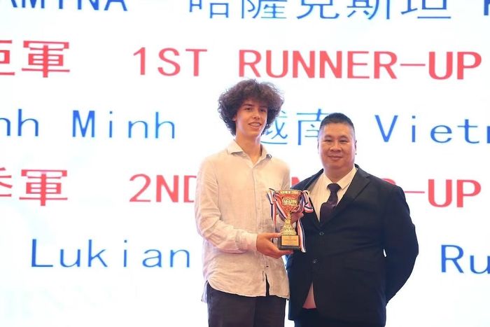 Lukian Khrulev (trái) vinh dự nhận danh hiệu Ngôi sao Quốc tế của đoàn Nga và giải Á quân 2 khối Trung học phổ thông