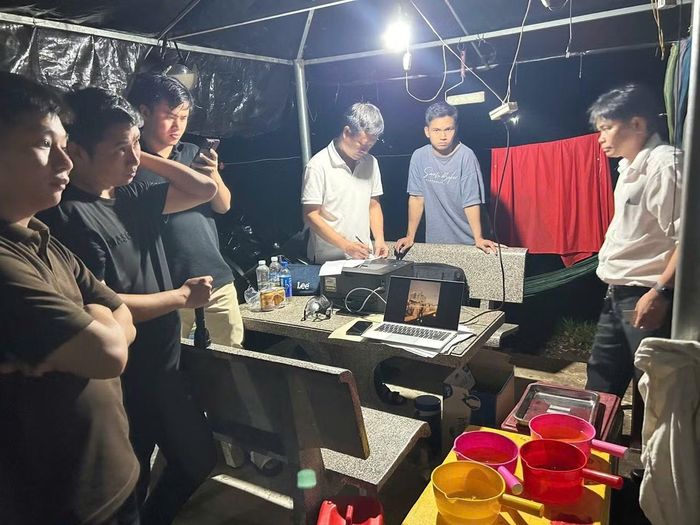 Lực lượng chức năng xét nghiệm nhanh các mẫu thu gom tại các trại lợn