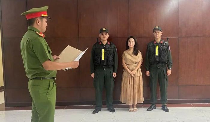Công an TPHCM đọc lệnh khởi tố bị can Nguyễn Thị Hiền là ca sĩ tự do.
