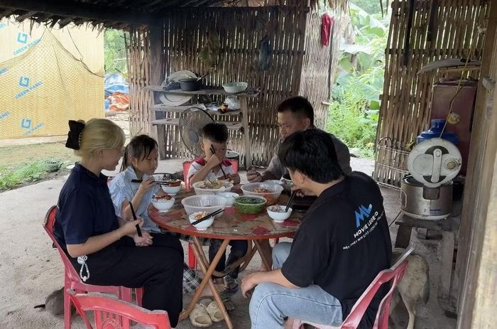 Lần đầu được ăn một bữa cơm đầy đủ của các em cũng là lần đầu ba bạn trẻ Movie Legend có một bữa cơm thật khác giữa núi rừng.